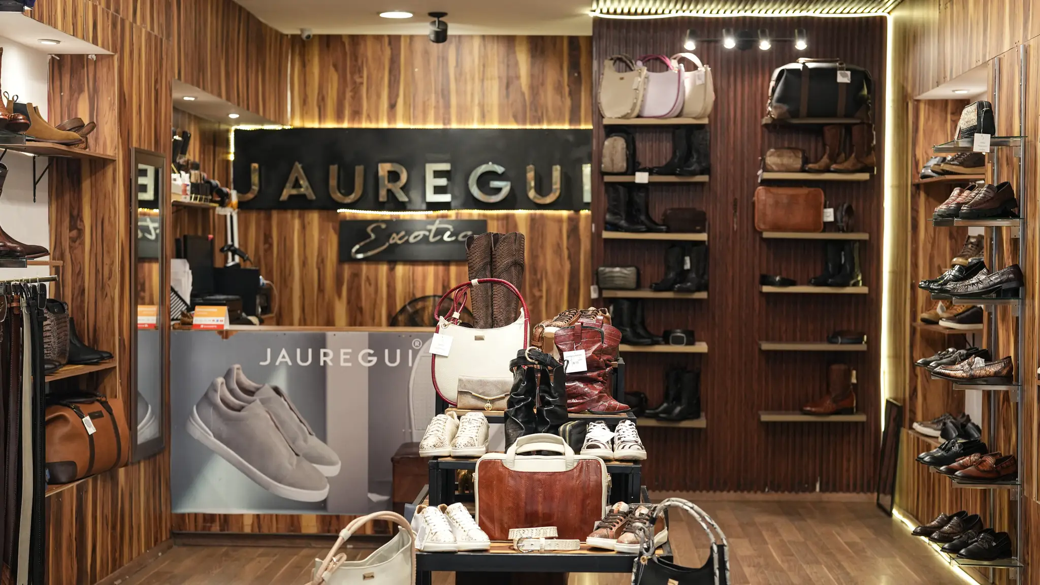 Interior de la tienda Jauregui Exotic en León, con calzado y bolsos de piel en exhibición