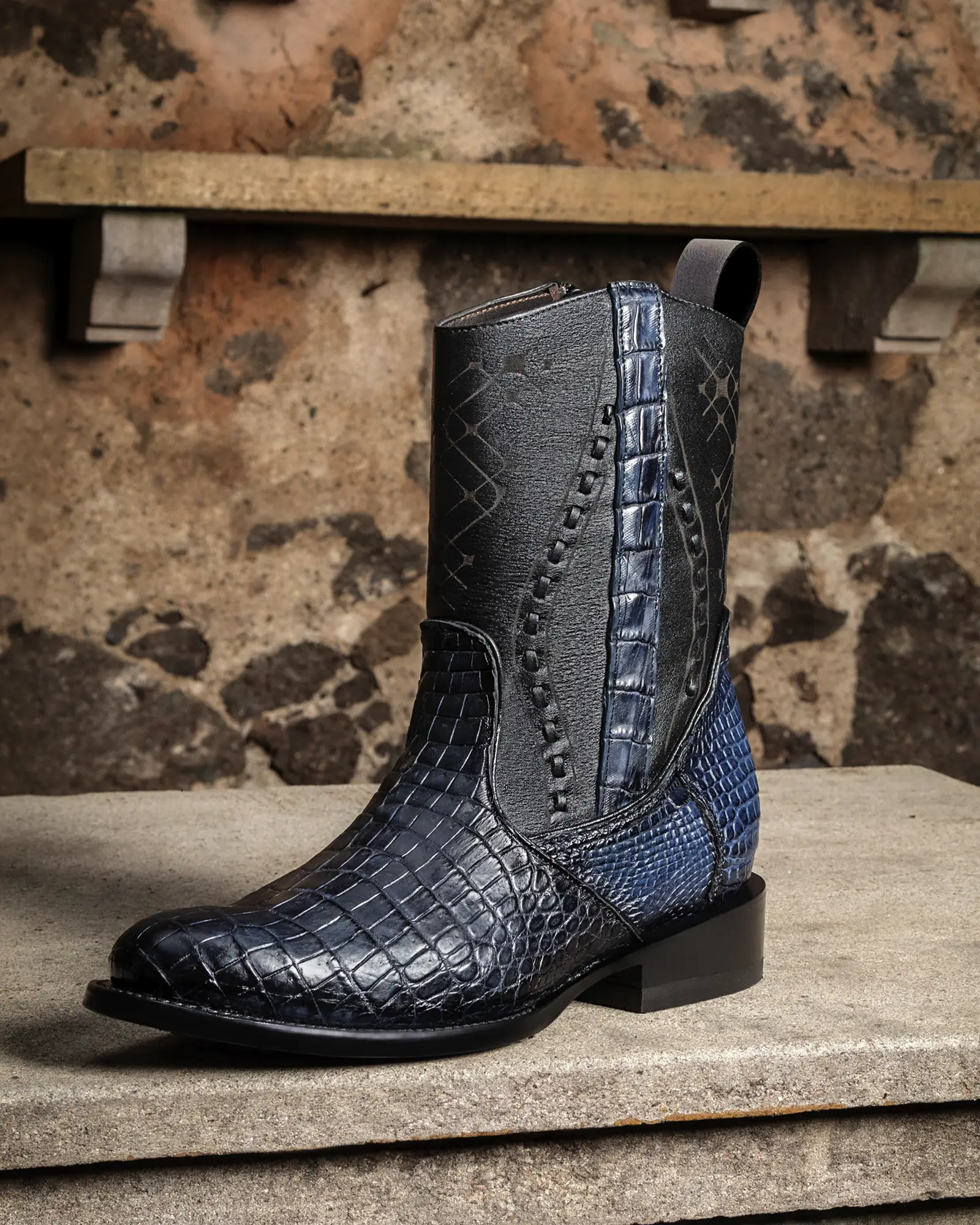 Bota Jauregui de piel de cocodrilo azul marino con caña de piel grabada