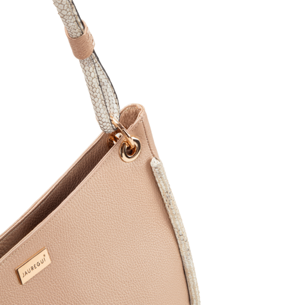 Bolsa de hombro para dama en piel nude con detalles en pitón claro